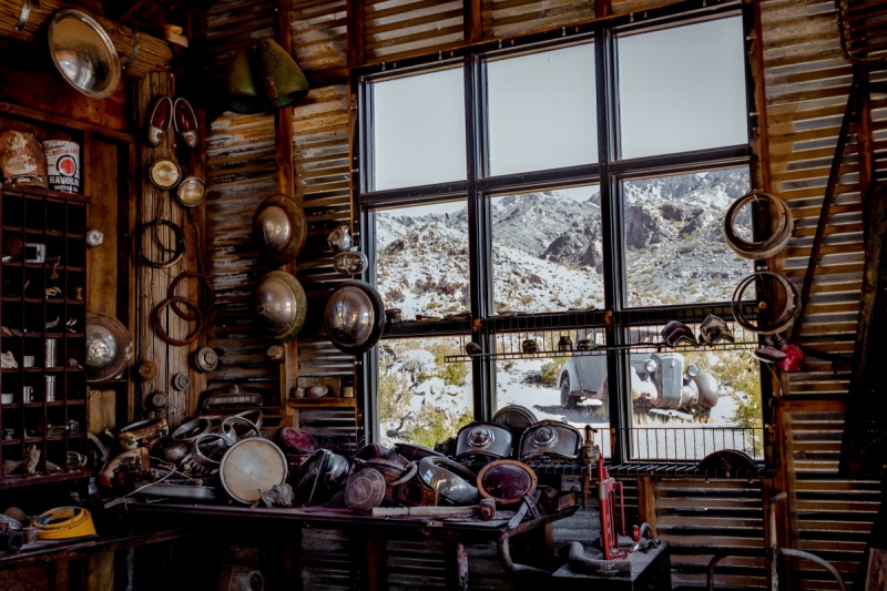 cordonnerie-ST VALLIER DE THIEY-min_shop_window_part_junk_abandoned-138873